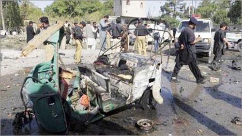 Hiện trường một vụ đánh bom xe ở Pakistan. Ảnh: AFP