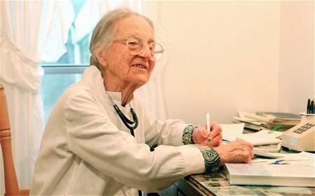 Bác sĩ Leila Denmark vẫn tiếp tục khám bệnh cho trẻ em đến tận năm bà đã 103 tuổi. Ảnh: Internet.