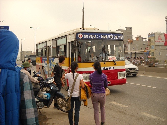 Mỗi ngày có hàng nghìn lượt khách đi xe buýt trên tuyến đường cao tốc Bắc Thăng Long, lợi dụng hành khách đông xe buýt ít nên cánh xe ôm ra sức lộng hành.