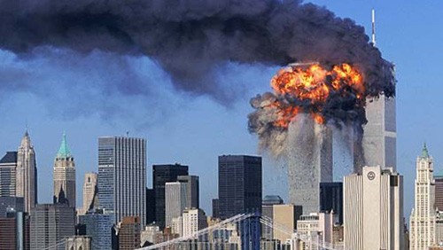 Hai tòa tháp của Trung tâm Thương mại Thế giới bốc cháy sau khi bị tấn công ngày 11/9/2001.