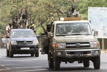 Binh sĩ lực lượng đảo chính Mali tuần tra đường Kati, bên ngoài thủ đô Bamako, Mali ngày 1/4/2012. Ảnh: Reuters