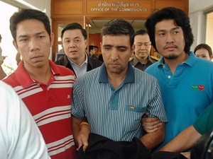 Nghi can vụ đánh bom ở Bangkok, ngày 14/2 - Mohamad Khazaei (giữa) bị lực lượng an ninh Thái Lan bắt giữ. Ảnh: AFP