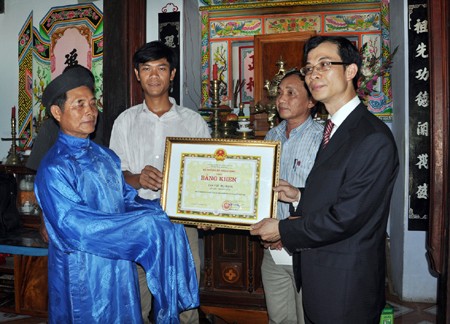 Ông Trần Duy Hải, Phó Chủ nhiệm Ủy ban Biên giới Quốc gia trao tặng Bằng khen của Bộ Ngoại giao cho Gia tộc họ Đặng ở Lý Sơn. Ảnh Nguyễn Đăng Lâm/TTXVN.