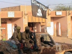 Một nhóm phiến quân Hồi giáo gác tại thành phố Timbuktu. Ảnh: AFP