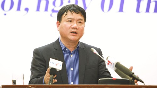 Bộ trưởng Đinh La Thăng tại cuộc họp báo ngày 1/4. Ảnh: Nguyễn Khánh