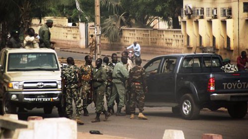 Lực lượng quân đội được điều động đến bảo vệ dinh Tổng thống. Ảnh: AFP