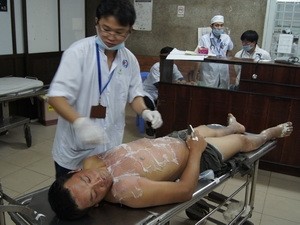 Những nạn nhân trong vụ cháy được khẩn trương đưa vào cấp cứu tại Bệnh viện Quân đoàn 4 và Bệnh viện Chợ Rẫy (Thành phố Hồ Chí Minh; trong đó có nhiều nạn nhân bị bỏng từ 70 - 90%. Ảnh: Dương Chí Tưởng.