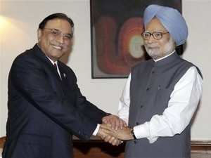 Tổng thống Pakistan Asif Ali Zardari gặp Thủ tướng nước chủ nhà, Ấn Độ Manmohan Singh. Ảnh: AP.