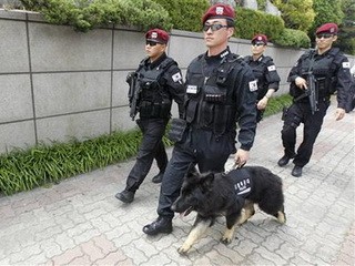 Lực lượng cảnh sát đặc nhiệm SWAT của Hàn Quốc. Ảnh: Reuters.