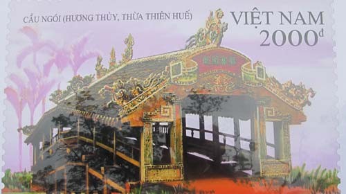Cầu ngói Thanh Toàn có tuổi đời trên 300 năm, là di tích kiến trúc cổ nổi tiếng của xứ Huế, được Nhà nước công nhận là di tích lịch sử văn hóa cấp quốc gia từ năm 1990. Tuy nhiên trên chiếc tem này lại không đề địa danh cầu ngói Thanh Toàn.