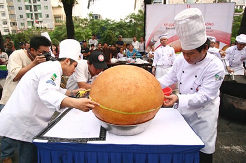 Bánh xôi chiên phồng với chu vi bánh 187cm, đường kính 59,5cm và chiều cao 41,5cm. Ảnh:Phunuonline.