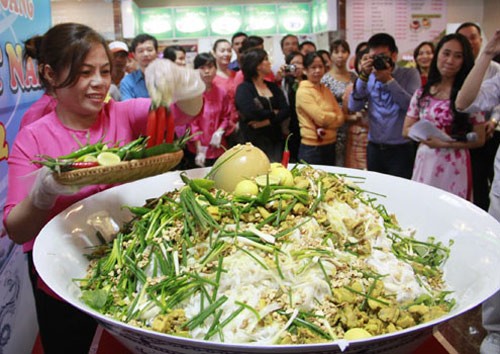 Tô mì Quảng làm từ 10 con gà, 50 kg mì dành cho 250 người ăn. Đầu bếp mất hơn 4 giờ để chế biến. Ảnh: Nguyễn Đông.