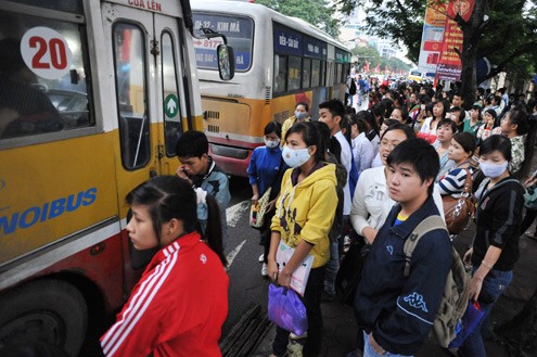 Xe buýt tăng giá vé sẽ ảnh hưởng đến nhiều sinh viên, người nghèo. Ảnh: Hoàng Hà.