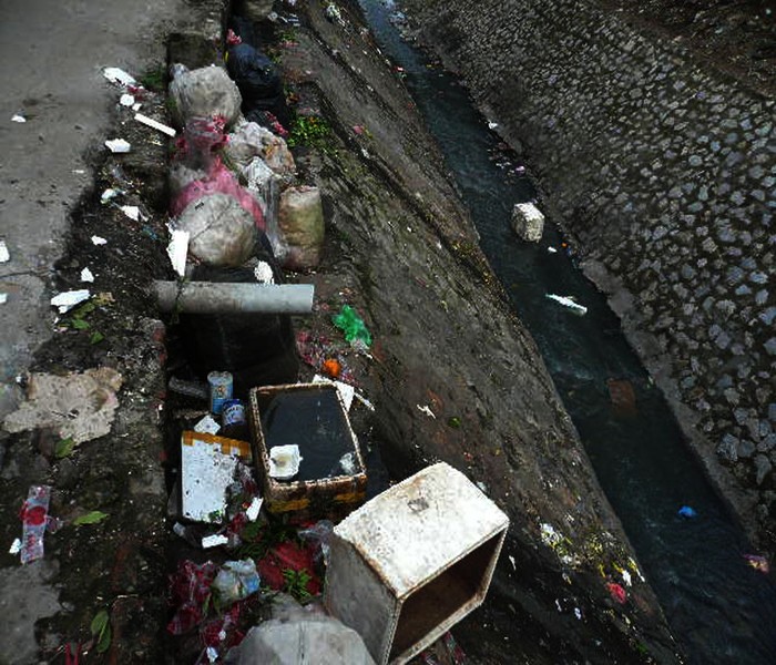 Đủ các loại rác và cả rác của chính người dân xóm “Cống thối” xả ra.