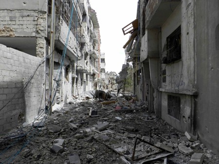 Cảnh đổ nát trong xung đột giữa binh sĩ Chính phủ và lực lượng nổi dậy tại quận Baba Amr, thành phố Homs ngày 5/4. Ảnh: AFP/TTXVN.