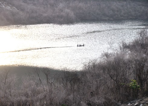 Mực nước lòng hồ đang hạ xuống để xử lý sự cố thấm ở đập thủy điện Sông Tranh 2. Ảnh: Trí Tín/ VnExpress.