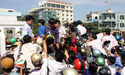Người dân chen lấn, giành giật để được đổi mũ bảo hiểm tại Trạm kiểm định mũ bảo hiểm sáng ngày 10/4 gây phản cảm.