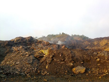 Đám cháy bùng phát từ lòng đất bốc khói nghi ngút ở mỏ than Nông Sơn.