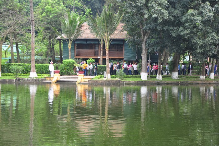"Ao cá Bác Hồ" nằm trong khu di tích Chủ tịch Hồ Chí Minh.
