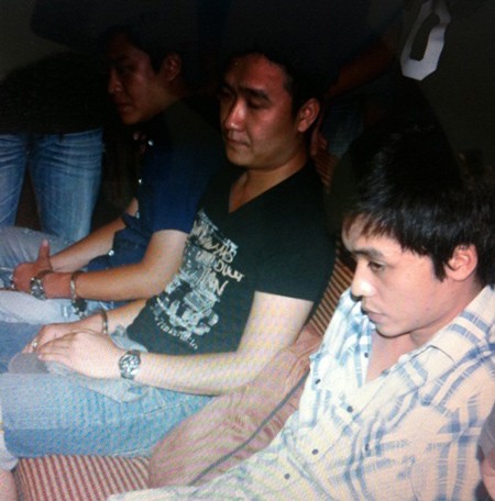Bảo (áo đen ngồi giữa) và 2 đàn em bị bắt quả tang bắt cóc sinh viên để đòi nợ.