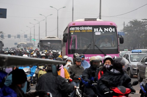 Tình trạng ùn tắc thường xuyên xảy ra ở Hà Nội và TP HCM. Ảnh: VnExpress.