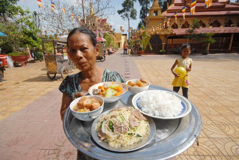 Người phụ nữ này mang lễ vật lên chùa để cúng Phật mừng Tết Chol Chnam Thmey.