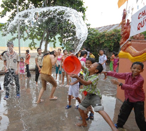 Người dân Khmer đổ ra đường phố, thôn xóm khắp các tỉnh An Giang, Trà Vinh, Sóc Trăng, Bạc Liêu... để té nước cho nhau mừng năm mới.