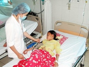 Bệnh nhân Lò Thị Chung (9 tuổi) đang hồi sức cấp cứu tại Bệnh viện Đa khoa Lai Châu. Ảnh: Công Hải/Vietnam+.