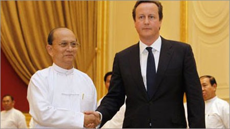 Thủ tướng Anh David Cameron gặp Tổng thống Myanmar Thein Sein tại Nay Pyi Taw ngày 13/4. Ảnh: Internet.