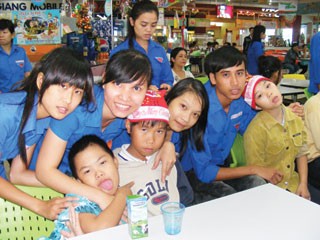 Từ 1/6/2012, người khuyết tật sẽ được giảm giá vé máy bay, tàu, xe. Trong ảnh: Tổ chức vui chơi cho các trẻ khuyết tật tại Thừa Thiên-Huế . Ảnh: Tuyết Khoa/ Thanh Niên.