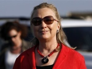 Ngoại trưởng Mỹ, Hillary Clinton đến sân bay Brasilia, Brazil. Ảnh: AP.