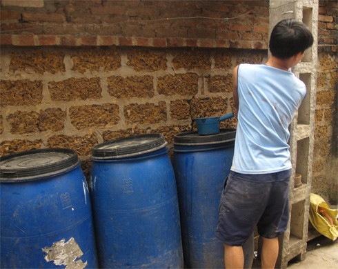 Ngoài sử dụng hệ thống hứng nước mưa, nhà nào ở Chàng Sơn cũng có nhiều thùng, xô để tích nước. Anh Quang (43 tuổi, xóm 3) cho biết vì thiếu nước mà đến cả nghề kinh doanh xô chậu cũng phát đạt ở quê anh.
