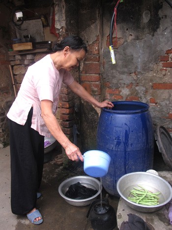 Bà Nguyễn Thị Vang (74 tuổi, xóm 3) nói: "Nhà tôi có 2 ông bà già nên dùng tiết kiệm. Cứ 2 ngày tôi bơm được thùng 150 lít này chứ có làm ra tiền đâu mà mua".