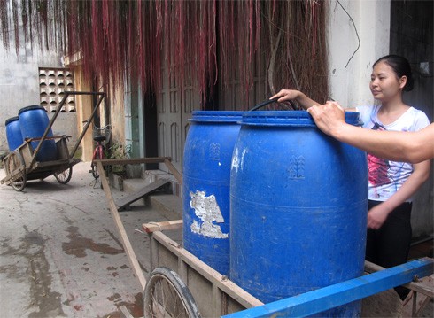 Người dân tự kéo xe, xếp hàng đi mua nước để tiết kiệm vài nghìn công kéo. Bà Thọ (83 tuổi) cho biết cả xóm này chỉ giếng nhà bà có nước, bất đắc dĩ mới bán mà chỉ bán cho nhà quen. Một thùng nước thế này chứa 150 lít, giá 15.000 đồng, tính ra, một khối nước khoảng gần 100.000 đồng.