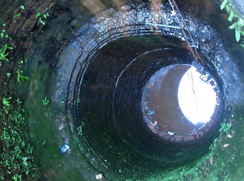 Chiếc giếng làng xây từ năm 1932 (xóm Trung tâm, Chàng Sơn) sâu hơn 20 m nhưng gần 10 năm nay luôn trong tình trạng cạn khô. Dù vậy, vài hộ dân xung quanh vẫn thả máy bơm để tận dụng ít nước dùng trong nhà vệ sinh.