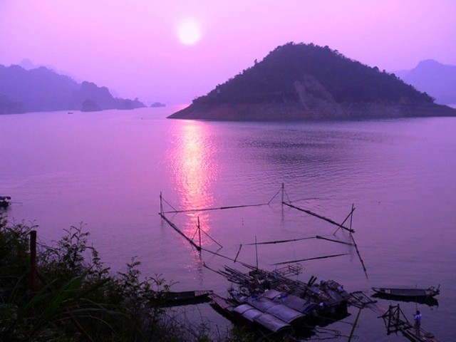 Hoàng hôn trên hồ Thung Nai.