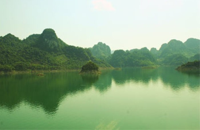Nhiều người ví vẻ đẹp Thung Nai giống như "vịnh Hạ Long trên cạn".