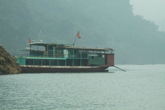 Khách du lịch sẽ khám phá Thung Nai trên những con thuyền như thế này.