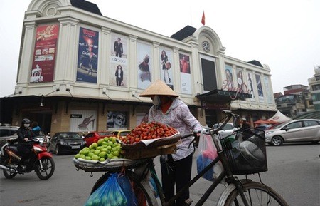 Thu nhập bình quân đầu người của Hà Nội hiện nay mới xấp xỉ 1.700 USD/người . Ảnh: Reuters.