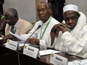Các đại biểu trong cuộc họp về kế hoạch chuyển giao quyền lực cho chính quyền dân sự sau đảo chính ở Mali ngày 15/4. Ảnh: AFP/ TTXVN.
