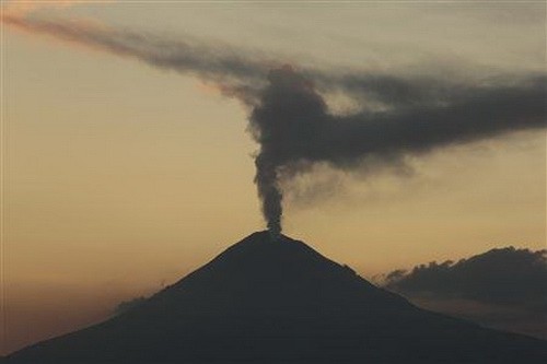 Núi lửa Popocatepetl phun tro và khói trong ngày 14/4. Ảnh: Reuters.