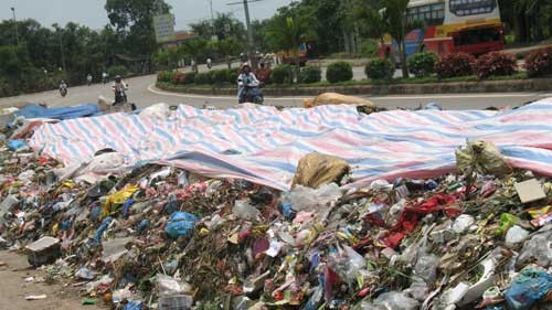 2/3 số huyện trên toàn thành phố có tới 70% rác thải thu gom xử lý tại chỗ dẫn đến xuất hiện ô nhiễm môi trường do không được xử lý.
