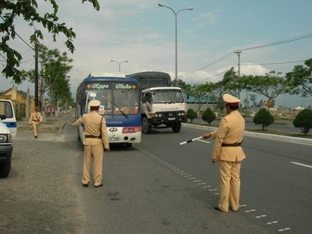 Tháng 4/2012, UBND thành phố Đà Nẵng quyết định chi gần 400 triệu đồng trang bị máy ảnh và máy quay phim kỹ thuật số cho lực lượng cảnh sát giao thông phục vụ công tác xử phạt vi phạm về trật tự an toàn giao thông trên địa bàn thành phố. Ảnh: Khánh Hồng/ Dân trí.