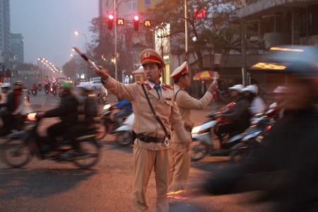 Lực lượng cảnh sát giao thông rất vất vả điều hành giao thông tại nút giao Thái Hà, Thái Thịnh, Hà Nội. Ảnh: Báo Giao thông vận tải điện tử.