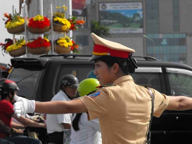 Nữ CSGT điều khiển và hướng dẫn giao thông tạo một cảm giác thân thiện giữa CSGT và người đi lại. Ảnh: Sỹ Lực/ Dân Việt.