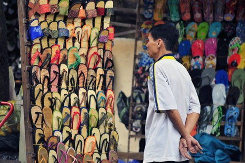 Các hàng giày dép chuyển hết mặt hàng sang loại dành cho mùa hè.