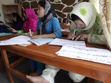 Một lớp học xóa mù chữ tại nơi tạm trú của Trung tâm Hướng dẫn Gia đình của phụ nữ ở Kabul. Ảnh: Reuters.