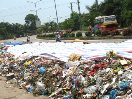 Trên địa bàn Hà Nội có khoảng hơn 5.300 tấn chất thải rắn/ngày, trong đó rác thải từ khu vực nông thôn có khoảng 2.500 tấn/ngày nhưng mới chỉ thu gom được khoảng 63%.