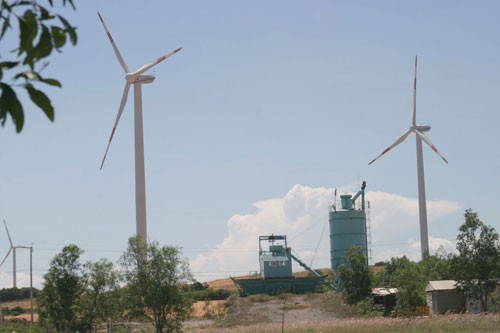 Các trụ tháp điện gió cao 85 mét, cánh quạt dài 37 mét.