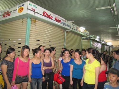 Nghe tin đồn Ban quản lý chợ Hòa Khánh sẽ cho mở thêm quầy quần áo, giày dép ở chợ đêm gần 200 tiểu thương bãi thị sáng 19/4.